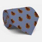 青い背景にタイリングされた松の円錐写真 ネクタイ (ロール)