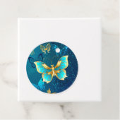 青い背景にチョウが黄金色に フェイバータグ (インサイチュ)