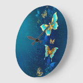青い背景にチョウが黄金色に ラージ壁時計 (傾斜)