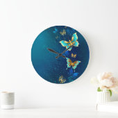 青い背景にチョウが黄金色に ラージ壁時計 (ホーム)