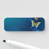 青い背景にチョウが黄金色に 名札 (インサイチュ)