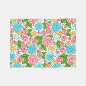 青い背景にピンクと青の花 フリースブランケット (正面(横))