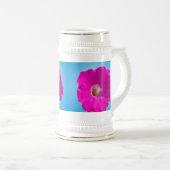 青い背景にピンクのペチュニアの花。 ビールジョッキ (正面右)