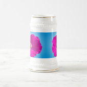 青い背景にピンクのペチュニアの花。 ビールジョッキ (中央)