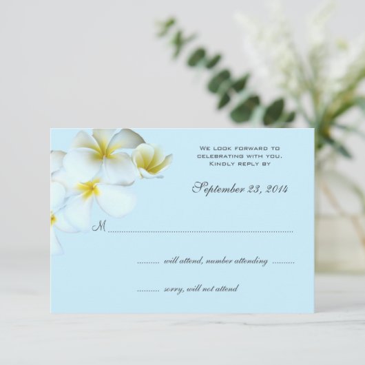 青い背景にプルメリアの結婚式招待状返信カード 出欠カード (スタンド正面)