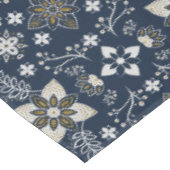 青い背景に北欧の白と金ゴールドの花 テーブルクロス (アングル)