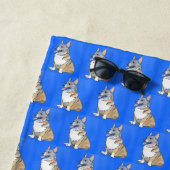 青い背景に可愛いコギ模様 ビーチタオル (インサイチュ)