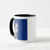 青い背景に対して坐っている猫 マグカップ (正面左)