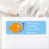 青い背景に描かれた可愛い漫画の金魚の帰り ラベル (インサイチュ)