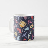 青い背景に暖かい冬の風物。ニットc コーヒーマグカップ (正面左)