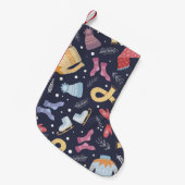 青い背景に暖かい冬の風物。ニットc スモールクリスマスストッキング (正面 (吊り時))