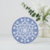 青い背景に浮かぶ繊細なフラクタル雪の結晶 シーズンカード (スタンド正面)