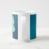 青い背景に浮かぶ金色の蝶 ジャンボコーヒーマグカップ (裏面)