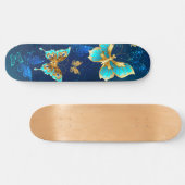 青い背景に浮かぶ金色の蝶 スケートボード (横)