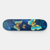 青い背景に浮かぶ金色の蝶 スケートボード (横)