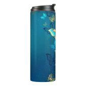 青い背景に浮かぶ金色の蝶 タンブラー (回転左)