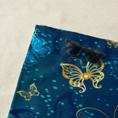 青い背景に浮かぶ金色の蝶 ビーチタオル (インサイチュ)