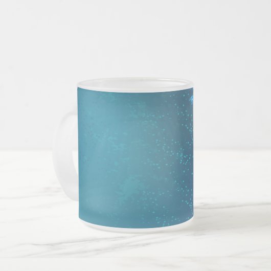 青い背景に浮かぶ金色の蝶 フロストグラスマグカップ (正面左)