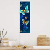 青い背景に浮かぶ金色の蝶 ポスター (キッチン)