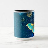 青い背景に浮かぶ金色の蝶 マグカップ (中央)