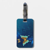 青い背景に浮かぶ金色の蝶 ラゲッジタグ (裏面縦)