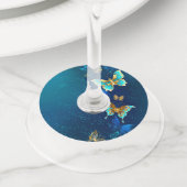 青い背景に浮かぶ金色の蝶 ワイングラスタグ (クローズアップ)