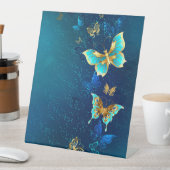 青い背景に浮かぶ金色の蝶 台座サイン (インサイチュ)