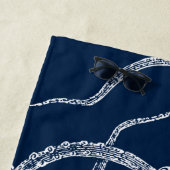 青い背景に白いタコ ビーチタオル (インサイチュ)