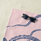 青い背景に白いタコ ビーチタオル (インサイチュ)