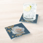 青い背景に白いバラ離れと金ゴールド ガラスコースター (アングル)