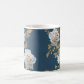 青い背景に白いバラ離れと金ゴールド コーヒーマグカップ (中央)