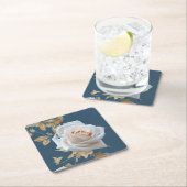 青い背景に白いバラ離れと金ゴールド スクエアペーパーコースター (インサイチュ)