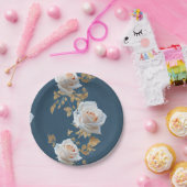 青い背景に白いバラ離れと金ゴールド ペーパープレート (パーティー)