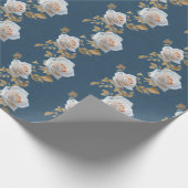 青い背景に白いバラ離れと金ゴールド ラッピングペーパー (角)