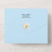 青い背景に白いプルメリア、トロピカルで花のある結婚式 オールインワン招待状 (裏面)