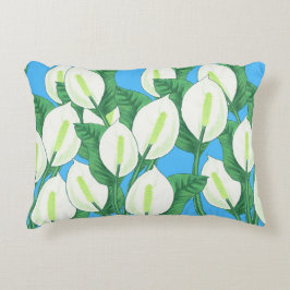 青い背景に白い平和淡い色ののユリ アクセントクッション