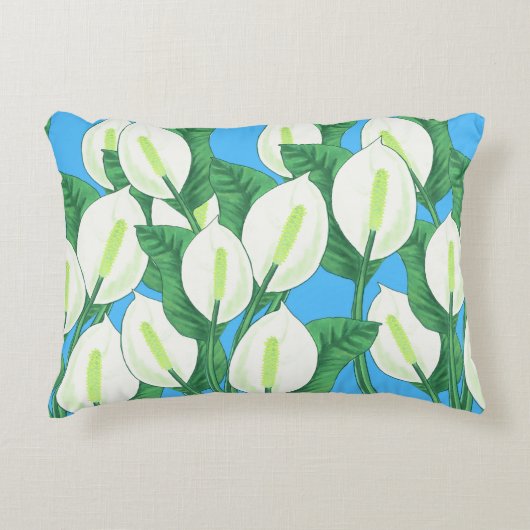 青い背景に白い平和淡い色ののユリ アクセントクッション (正面)