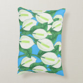 青い背景に白い平和淡い色ののユリ アクセントクッション (裏面(縦))