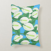 青い背景に白い平和淡い色ののユリ アクセントクッション (正面(垂直))