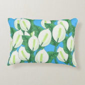 青い背景に白い平和淡い色ののユリ アクセントクッション (裏面)