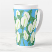 青い背景に白い平和淡い色ののユリ カフェラテマグ (右アングル)
