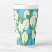 青い背景に白い平和淡い色ののユリ カフェラテマグ (正面)