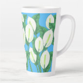 青い背景に白い平和淡い色ののユリ カフェラテマグ (右)