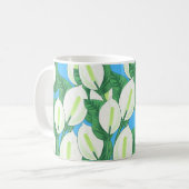 青い背景に白い平和淡い色ののユリ コーヒーマグカップ (正面左)