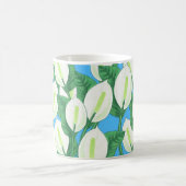 青い背景に白い平和淡い色ののユリ コーヒーマグカップ (中央)