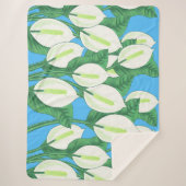 青い背景に白い平和淡い色ののユリ シェルパブランケット (正面)