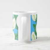 青い背景に白い平和淡い色ののユリ ジャンボコーヒーマグカップ (裏面)