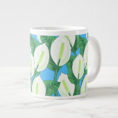 青い背景に白い平和淡い色ののユリ ジャンボコーヒーマグカップ (正面右)