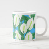 青い背景に白い平和淡い色ののユリ ジャンボコーヒーマグカップ (右)