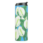 青い背景に白い平和淡い色ののユリ タンブラー (回転左)